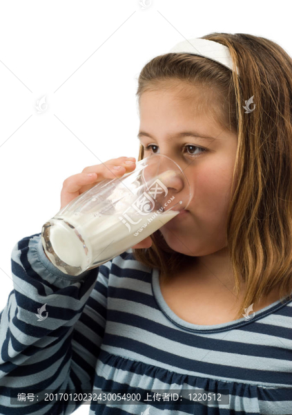 孩子喝牛奶