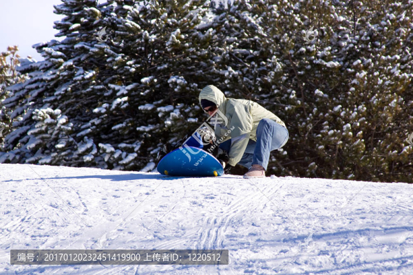 母親和兒子坐雪橇滑下Hill