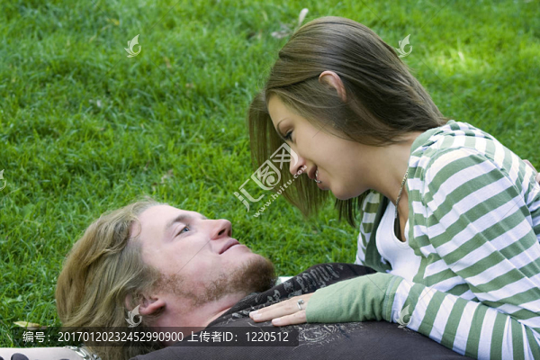 一對年輕夫婦在公園里擁抱