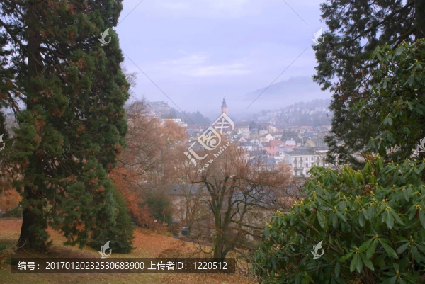 透過秋霧看到的德國小鎮(zhèn)