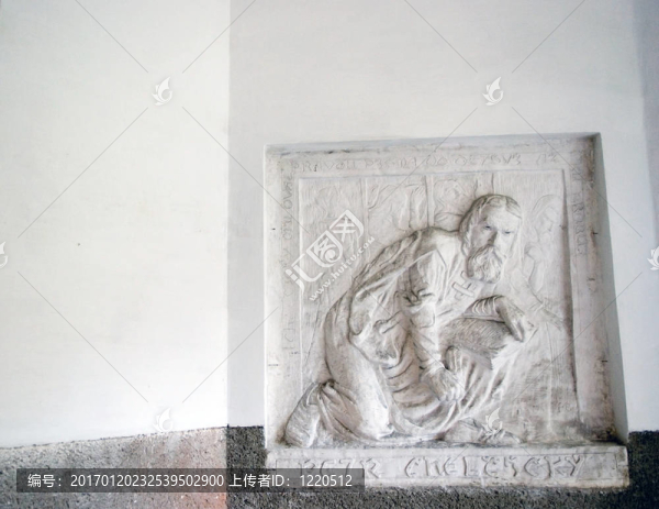在一個白色的墻壁上浮雕
