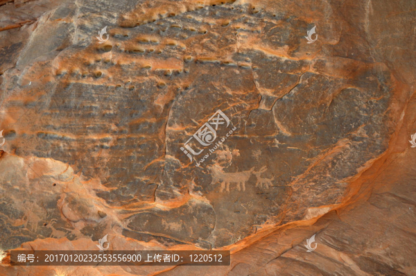 沙漠上巖石上的古老銘文和符號