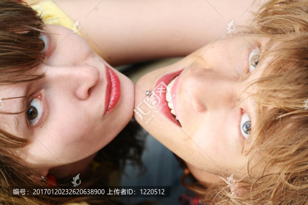 微笑的年輕貌美夫婦1