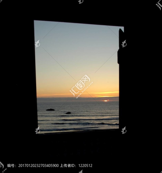 沿海夕陽(yáng)穿過(guò)大門(mén)