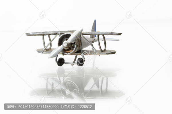 老式的雙翼飛機(jī)模型