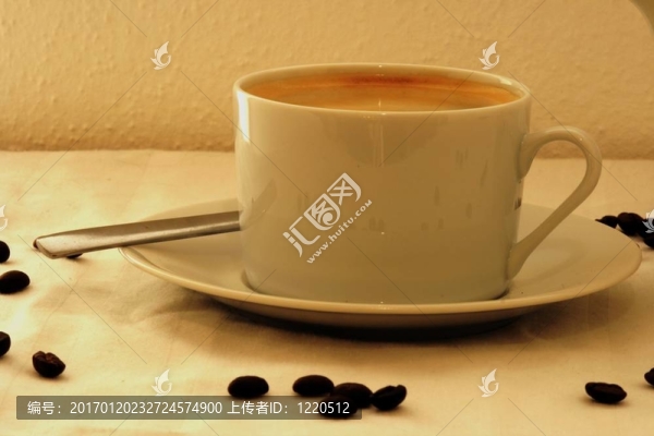 咖啡杯周圍有咖啡豆