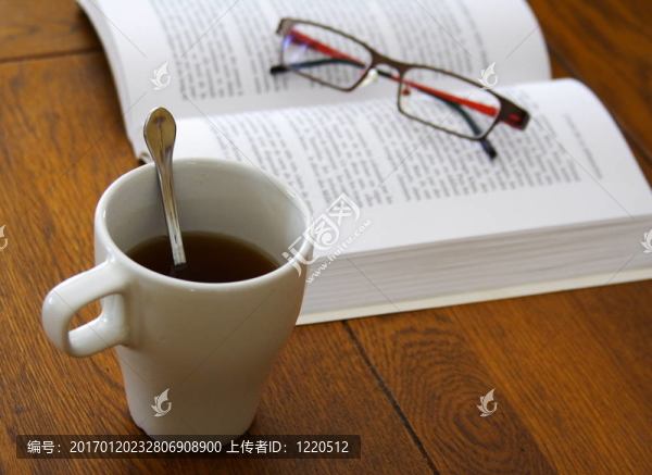 書；玻璃杯和一杯茶