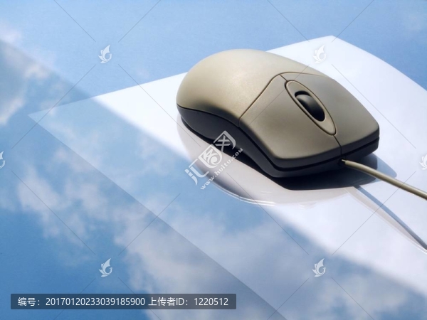 帶電纜的灰色電腦鼠標(biāo)