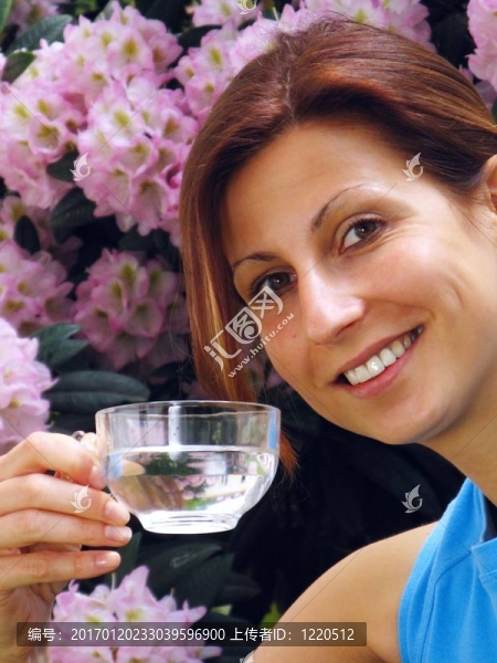 年輕女孩飲用水