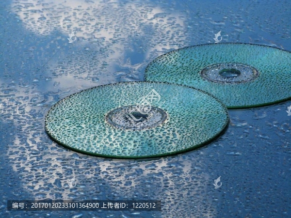 鎘和水滴在藍(lán)色的天空