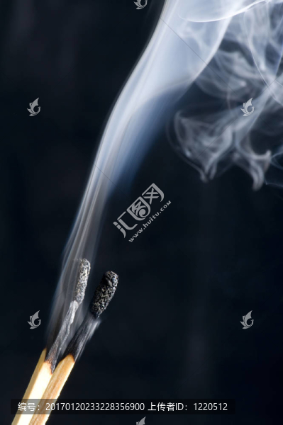 在黑色背景上與煙霧相配