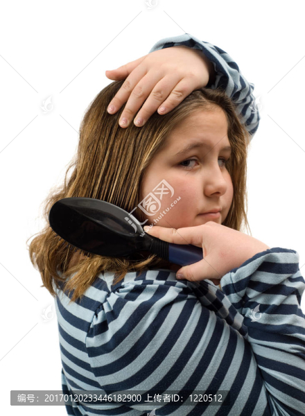 女孩梳著她的頭發(fā)