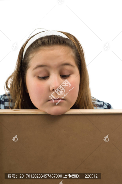 看著墻上的女孩