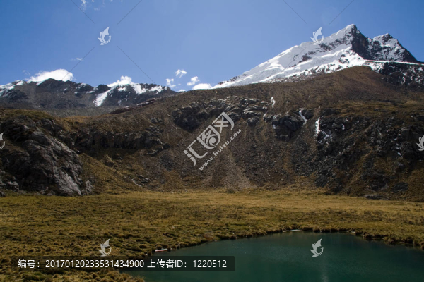 山上的湖