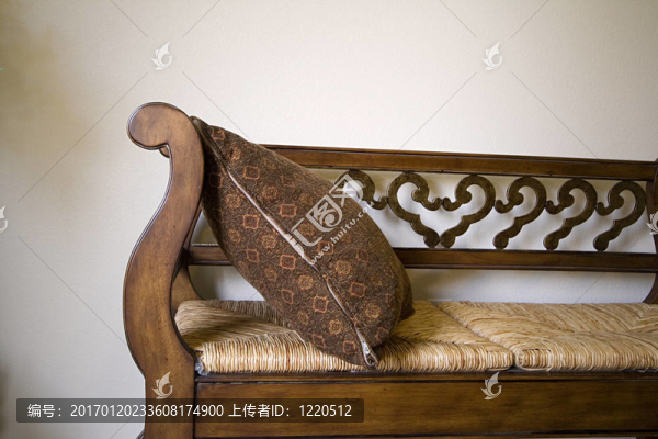 關(guān)閉在長凳上