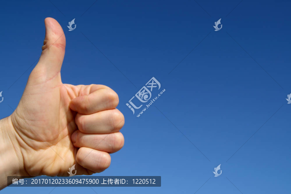 用藍(lán)色天空背景和文字空間豎起大拇指。