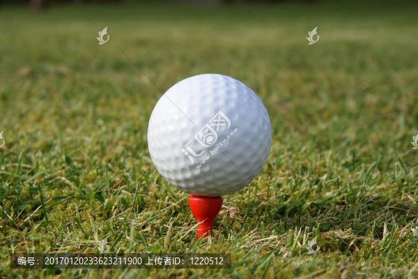 在紅色球座上等待被擊中的高爾夫球。