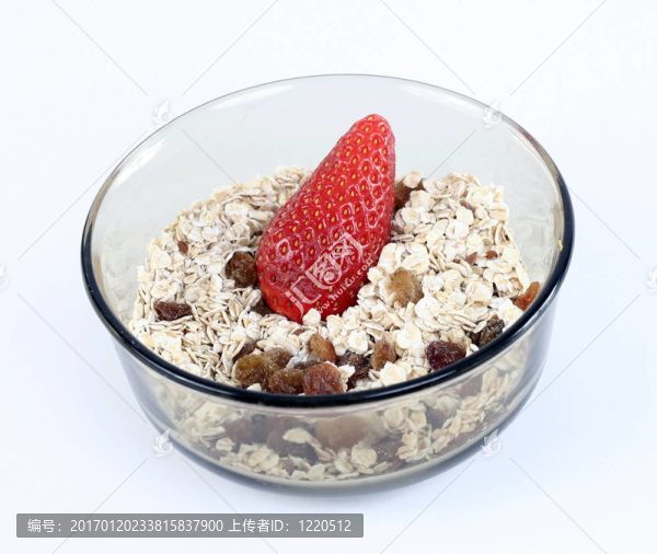 牛奶什錦早餐和strawbbery