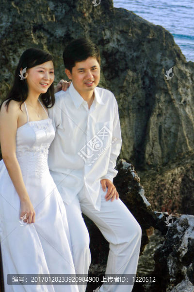 夫婦在白