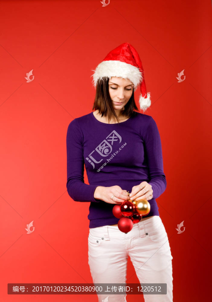 害羞的女性與圣誕裝飾