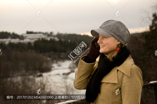 帶電話的年輕女人