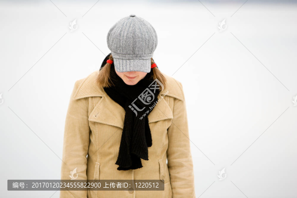 害羞的冬天的女人