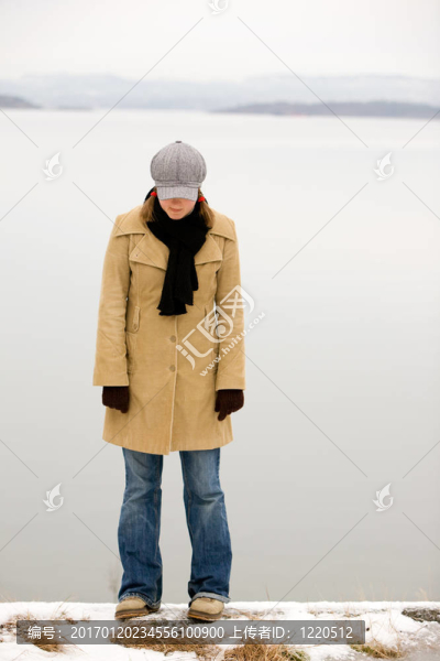 害羞的冬天的女人