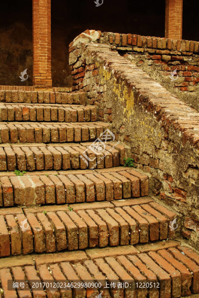 舊磚樓梯和柱子