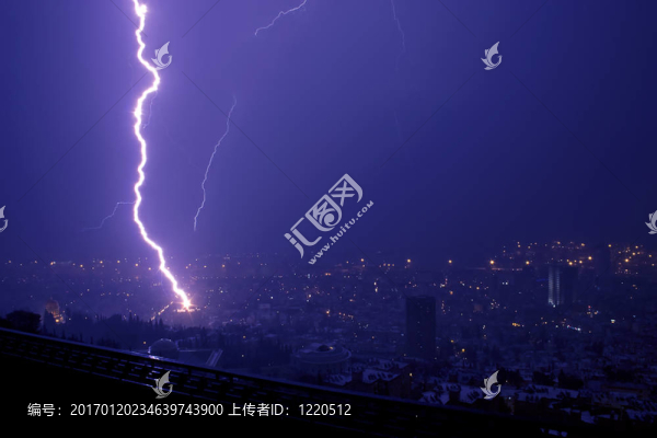 海法上空的閃電