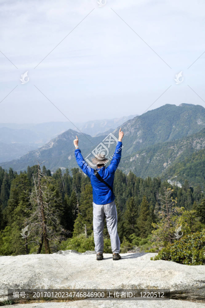 徒步旅行者顯示勝利的標(biāo)志-匯圖網(wǎng) www.fosd68.com 徒步旅行者顯示勝利的標(biāo)志