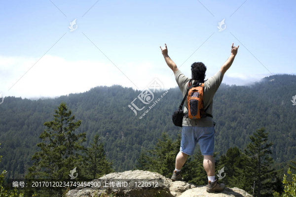 徒步旅行者顯示勝利山頂峰標(biāo)志-匯圖網(wǎng) www.fosd68.com 徒步旅行者顯示勝利山頂峰標(biāo)志