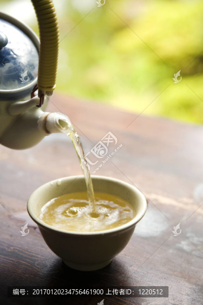 從鍋里澆綠茶