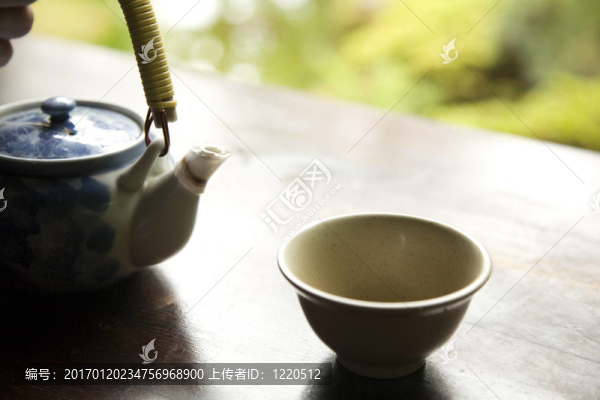 綠茶在鍋里，準(zhǔn)備倒