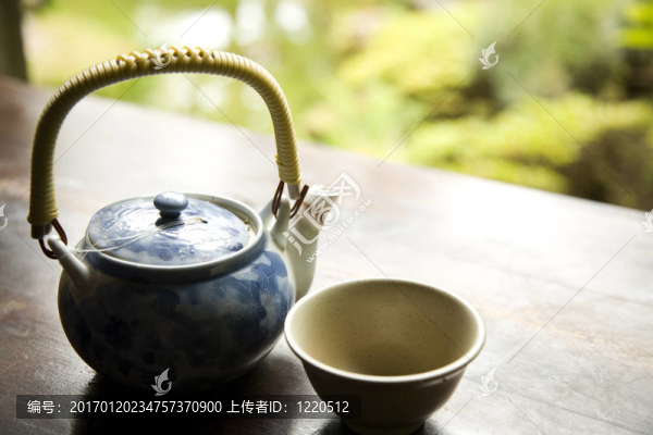 綠茶在鍋里，準(zhǔn)備倒