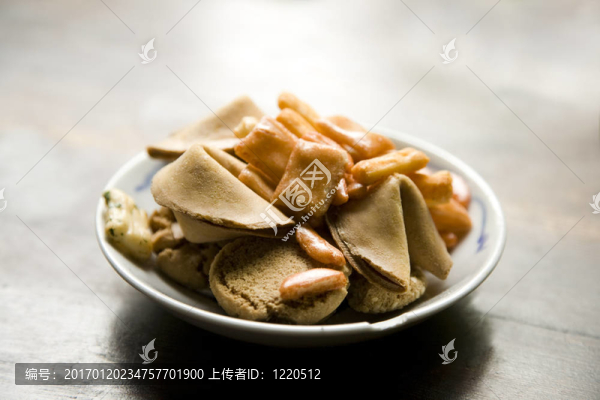 一碗有財(cái)富餅干的零食