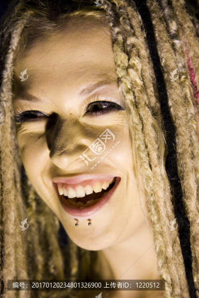 女人的臉上笑