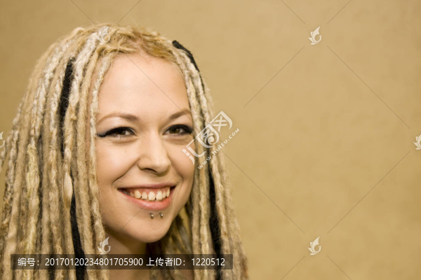 微笑著的女人的臉上