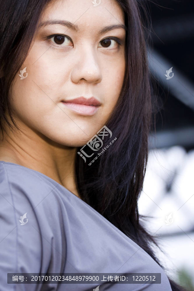 年輕的亞洲女人微笑