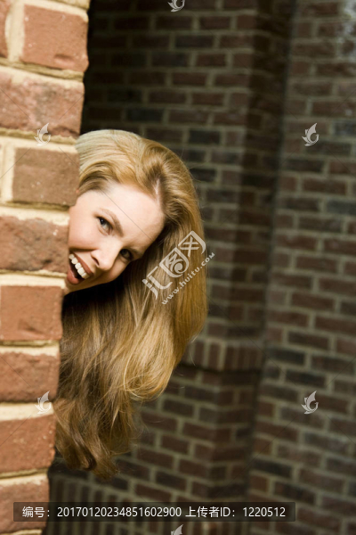 年輕的女人躲在角落里