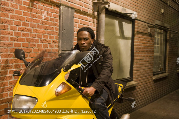 年輕的城市黑人男性摩托車(chē)-匯圖網(wǎng) www.fosd68.com 年輕的城市黑人男性摩托車(chē)