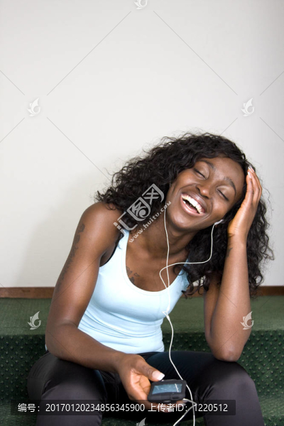 非洲裔年輕女性聽音樂