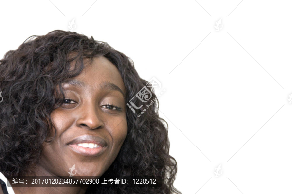年輕的非洲裔美國(guó)女性面帶微笑