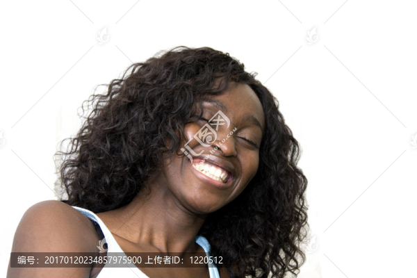 年輕的非洲裔美國女性的笑
