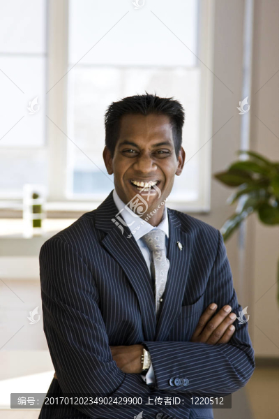 印度商人笑著雙臂折疊-匯圖網(wǎng) www.fosd68.com 印度商人笑著雙臂折疊