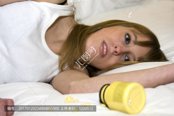 成年女性用藥物自殺未遂