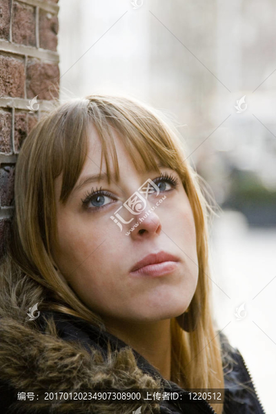 年輕的成年女子金發(fā)碧眼向上看