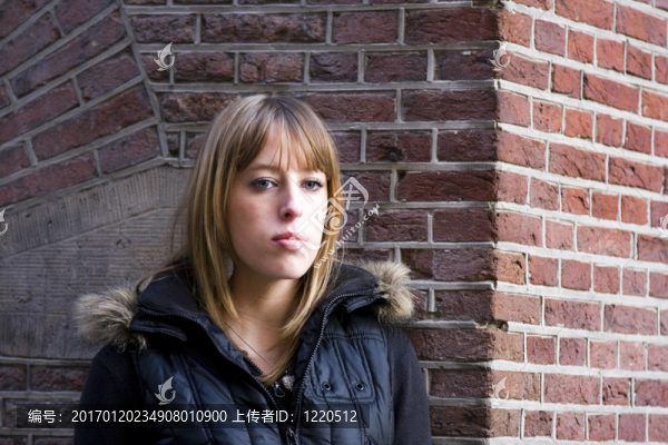 年輕的成年女性，有金色的頭發(fā)