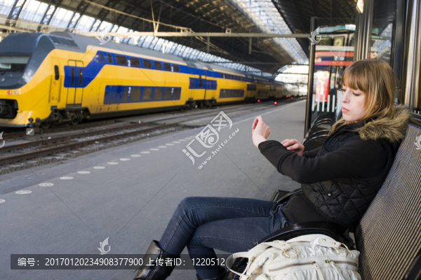 火車站的年輕女人