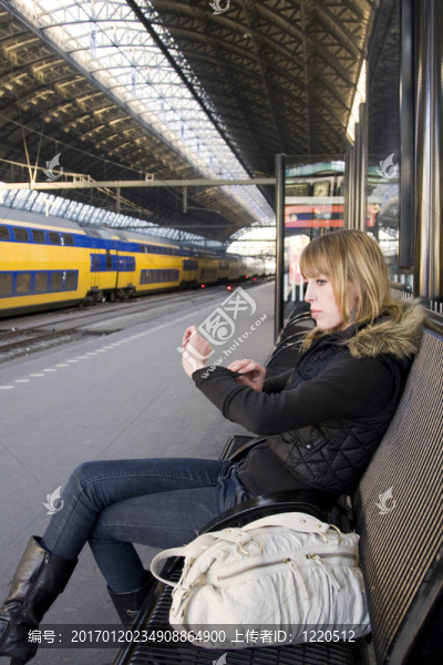 火車站的年輕女人-匯圖網(wǎng) www.fosd68.com 火車站的年輕女人