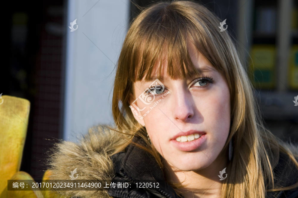 年輕的金發(fā)碧眼的成年女子看